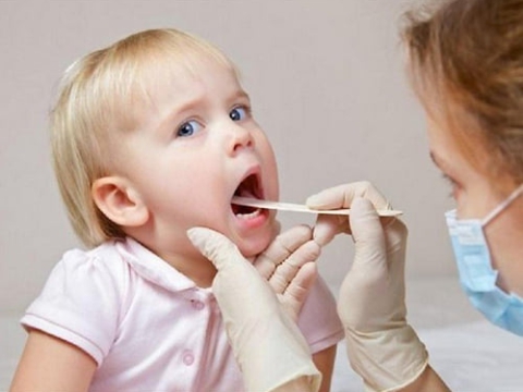 VIÊM HỌNG Ở TRẺ MẸ ĐỪNG CHỦ QUAN!