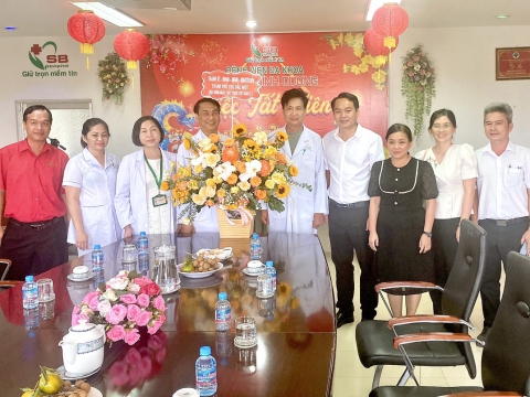 BGĐ Bệnh viện Đa khoa Sài Gòn Bình Dương cám ơn lãnh đạo Thành ủy, HĐND- UBND- UBMTTQ thành phố TDM, Phòng Y tế, Trung tâm Y tế Tp TDM đã đến tặng lẵng hoa và gửi lời động viên, chúc sức khỏe toàn thể nhân viên bệnh viện nhân ngày Thầy thuốc 27/2.